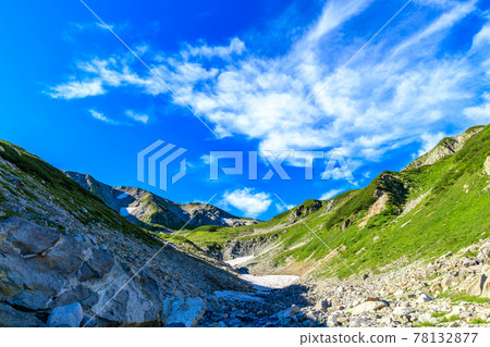 Refreshing mountains and snowy valleys 78132877