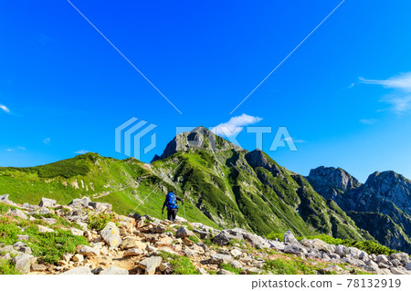 登山者在路上 78132919
