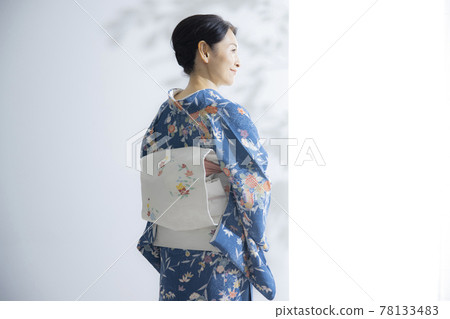 Woman in kimono, taiko drum, Nagoya obi 78133483