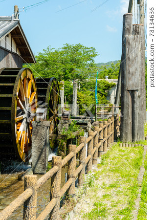 有兩個渦輪機運行的水車 有兩個渦輪機運行的水車 78134636