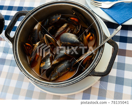 Delicious boiled mussels with tomato sauce and parsley 78135041