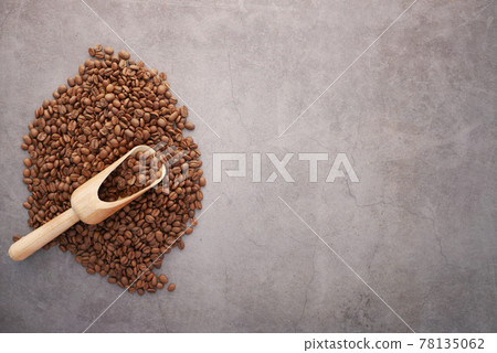 top view of fresh coffee beans on black background with copy space. top view of fresh coffee beans on black background with copy space. 78135062
