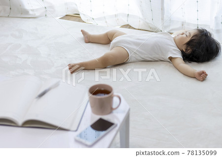 筆記本、計算器、熟睡的嬰兒（0歲、10個月大、日本人、女孩） 78135099