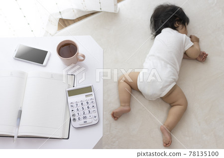 筆記本、計算器、熟睡的嬰兒(0歲、10個月大、日本人、女孩) 筆記本、計算器、熟睡的嬰兒(0歲、10個月大、日本人、女孩) 78135100