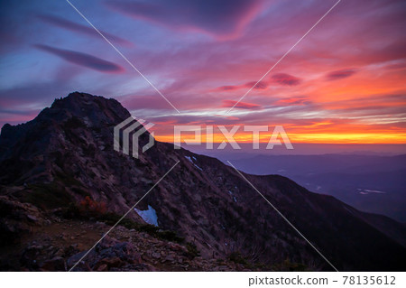 Sunrise seen from the ridgeline of the Yatsugatake mountain range 78135612
