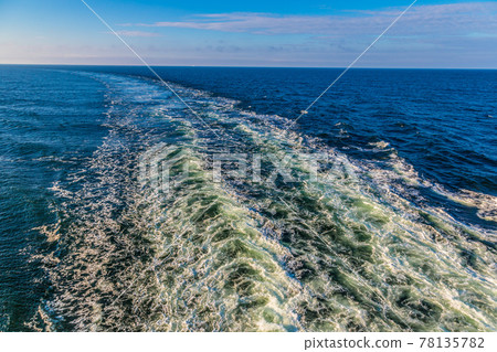 The wake behind a cruise ship 78135782