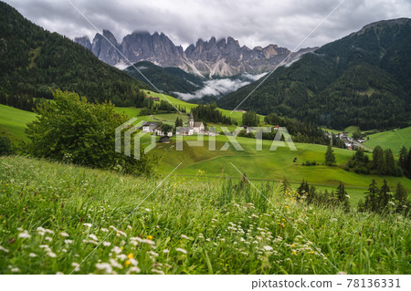 St Magdalena church in Val di Funes valley, Dolomites, Italy. Furchetta and Sass Rigais mountain peaks in background 78136331