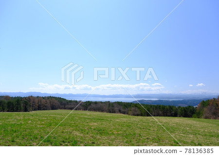 Lake Inawashiro under a clear, sunny sky Lake Inawashiro under a clear, sunny sky 78136385