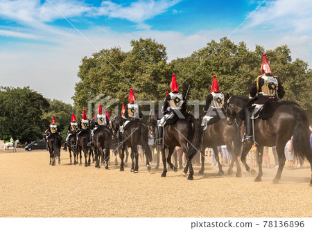 Royal Guards in Admiralty House in London 78136896