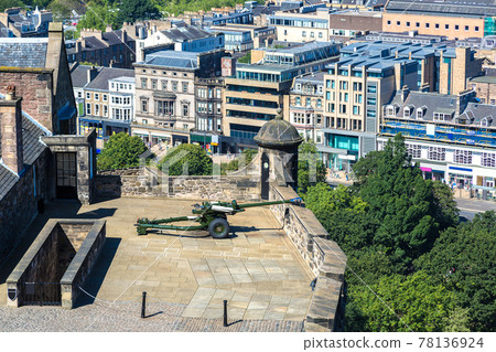 Edinburgh castle cannon 78136924