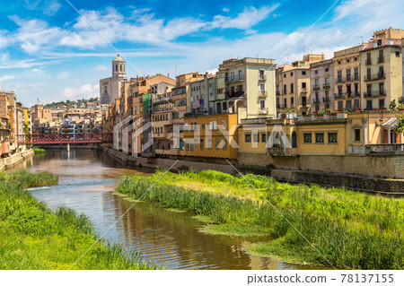 Colorful houses and Eiffel bridge in Girona 78137155