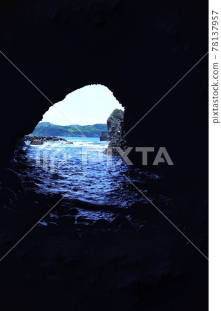 Scenery from inside the cave of Iwami Tatamigaura Scenery from inside the cave of Iwami Tatamigaura 78137957