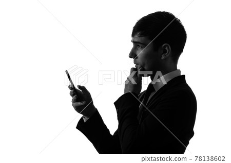 使用智能手機的商人的剪影 使用智能手機的商人的剪影 78138602