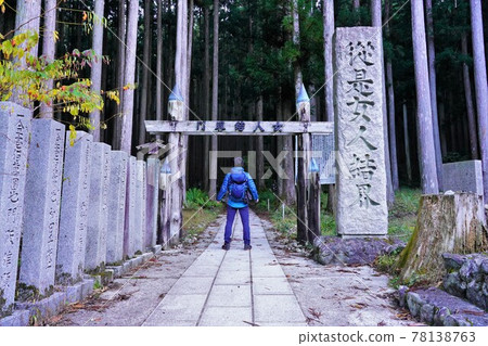 A climber standing at the women's barrier gate of Sanjogadake Kiyoshi Ohashi 78138763