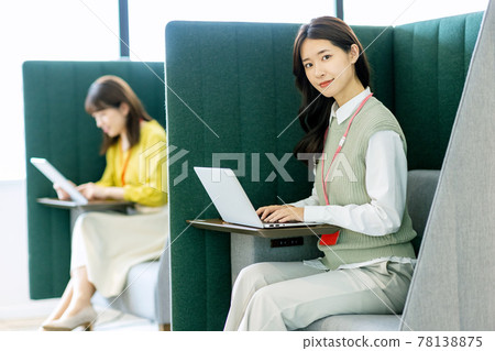 Female working in a private room booth Photo cooperation: LINK FOREST Female working in a private room booth Photo cooperation: LINK FOREST 78138875