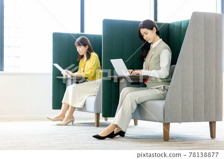 Female working in a private room booth Photo cooperation: LINK FOREST Female working in a private room booth Photo cooperation: LINK FOREST 78138877