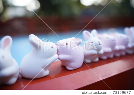 Rabbit figurine 78139677