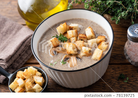 Mushroom cream soup with croutons 78139725