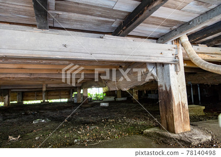 Underfloor of an old folk house, underfloor where termites are likely to be 78140498