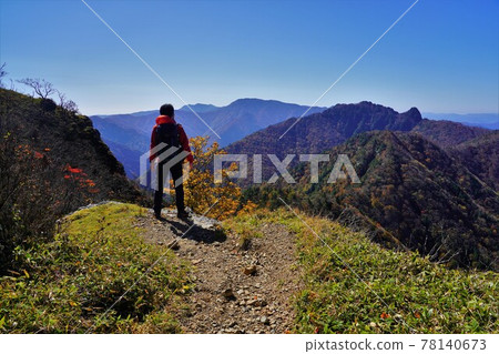 從山頂眺望大日山和稻村岳的登山者 78140673