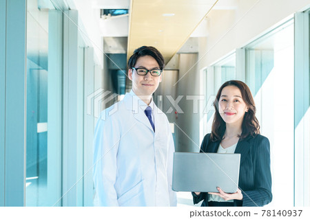 MR with a researcher who has business talks at a hospital 78140937