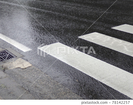 有雨濕人行橫道的柏油路 78142257