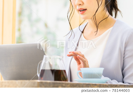 在咖啡館遠程辦公的年輕女子 78144003