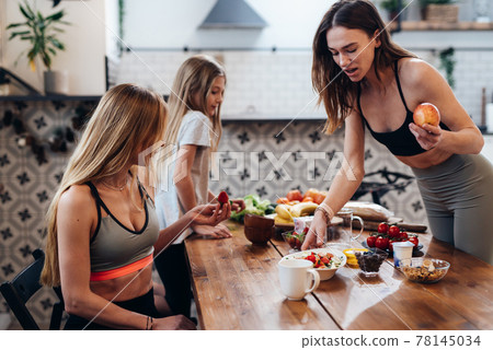Sporty woman serving healthy food to her loved ones 78145034