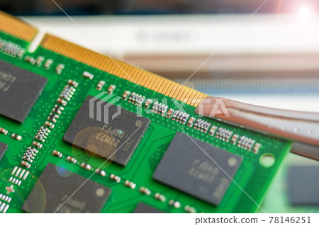 Master holds with tweezers Laptop RAM close up Master holds with tweezers Laptop RAM close up 78146251