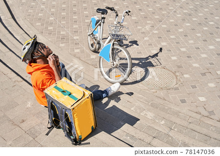 Delivery man preparing to giving package to customer Delivery man preparing to giving package to customer 78147036