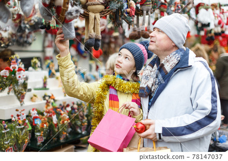 Father with daughter selecting Christmas decoration Father with daughter selecting Christmas decoration 78147037