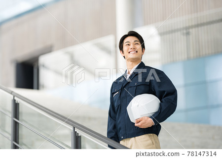 一個穿著工作服的建築管理工程師的肖像 78147314