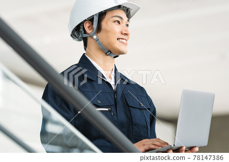 Male portrait of construction management engineer 78147386