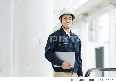 Portrait of a construction management man wearing work clothes 78147387