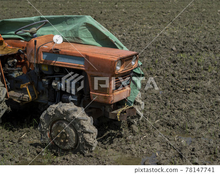A tractor that cultivates rice terraces 78147741