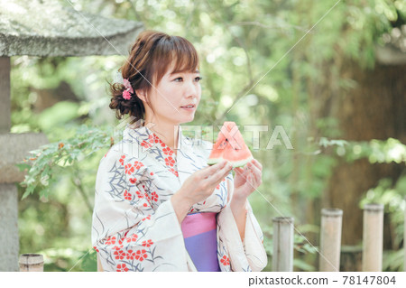 一個女人在吃西瓜 78147804