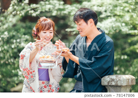 Men and women who come to the summer festival and eat yakisoba and takoyaki Men and women who come to the summer festival and eat yakisoba and takoyaki 78147806