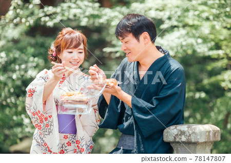 Men and women who come to the summer festival and eat yakisoba and takoyaki Men and women who come to the summer festival and eat yakisoba and takoyaki 78147807