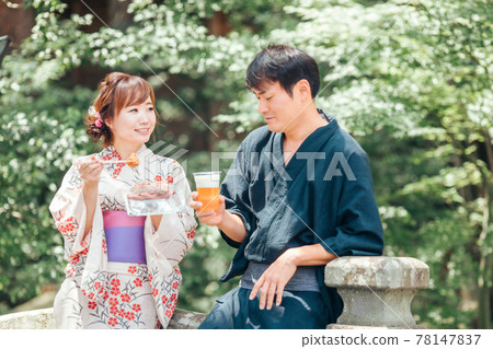 來夏祭吃啤酒和章魚燒的男女 來夏祭吃啤酒和章魚燒的男女 78147837