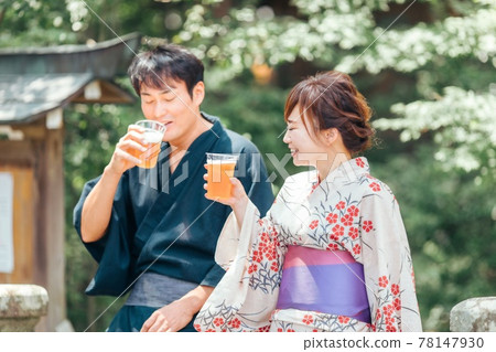 浴衣的男人和女人喝啤酒 浴衣的男人和女人喝啤酒 78147930