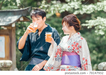 浴衣的男人和女人喝啤酒 浴衣的男人和女人喝啤酒 78147932