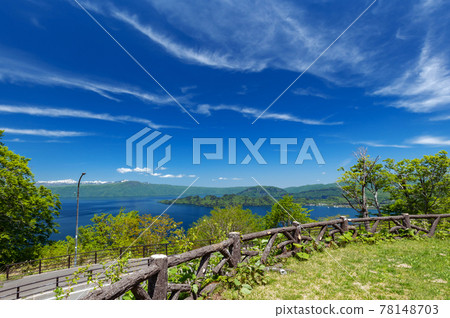 [Aomori / Akita: Lake Towada] Lake Towada in spring: A large panorama of Lake Towada, the new eight views of Japan seen from the Hakka Touge Observatory 78148703