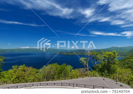 [Aomori / Akita: Lake Towada] Lake Towada in spring: A large panorama of Lake Towada, the new eight views of Japan seen from the Hakka Touge Observatory 78148704
