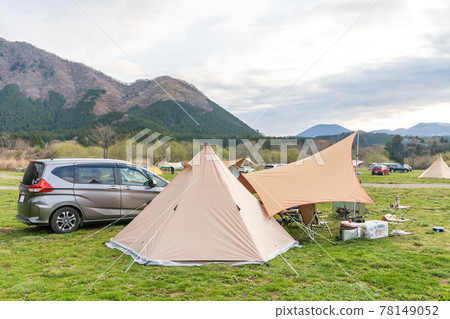 在“靜岡縣”汽車露營地連接帳篷和防水布 在“靜岡縣”汽車露營地連接帳篷和防水布 78149052
