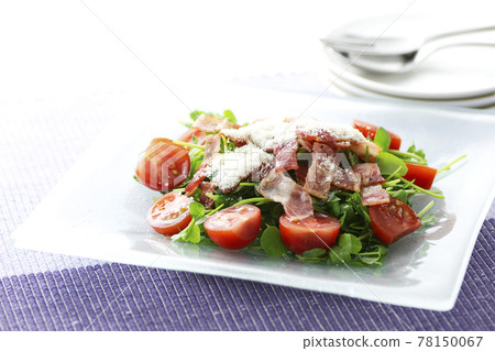 Pea sprouts and crispy bacon salad 17 Pea sprouts and crispy bacon salad 17 78150067