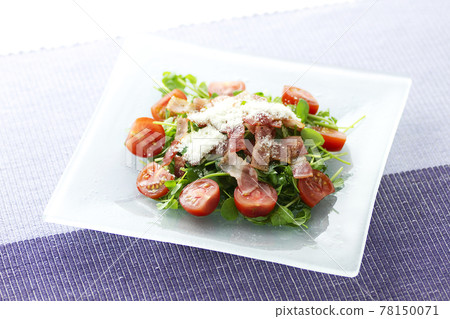 Pea sprout and crispy bacon salad 4 78150071