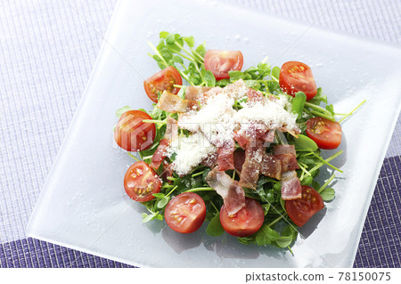 Pea sprouts and crispy bacon salad 8 Pea sprouts and crispy bacon salad 8 78150075