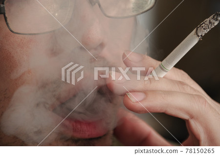 男人吸煙 78150265