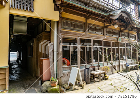 從島根縣松江市三本關的青石榻榻米大道眺望的老旅館三保館,可以看到那邊的大海 從島根縣松江市三本關的青石榻榻米大道眺望的老旅館三保館,可以看到那邊的大海 78151780