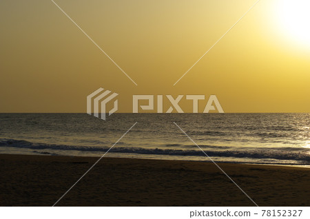 The sea reflecting in the setting sun The sea reflecting in the setting sun 78152327